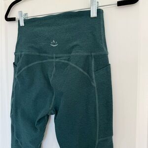 Beyond Yoga Spacedye Out of Pocket High Waisted Midi Leggings in green size M